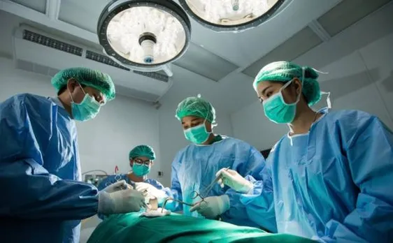 चेन्नई: ब्रेन सर्जरी के दौरान ऑपरेशन टेबल पर लड़की खेल रही थी कैंडी