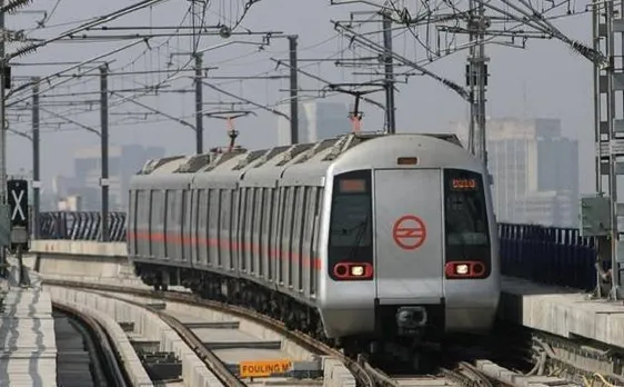दिल्ली मेट्रो की सवारी करते बंदर का वीडियो वायरल, सुरक्षा की खुली पोल