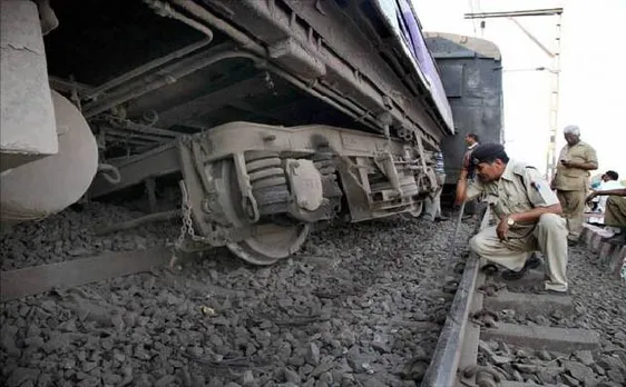 दिल्ली रेलवे स्टेशन पर फिर पटरी से उतरी रेल, टला बड़ा हादसा