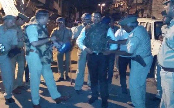 यूपी: आगरा में पार्किंग को लेकर हुआ विवाद, दो पक्षों के बीच जमकर पथराव