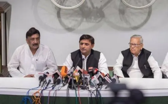 बढ़ती पेट्रोल की कीमतों पर अखिलेश का तंज, क्या टू व्हीलरवालों की तरह सब सिलेंडर वाले भी अमीर हैं?