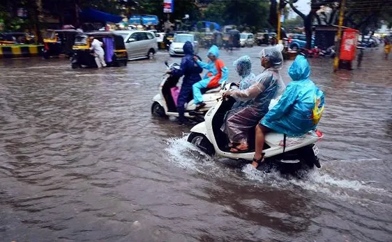 भारी बारिश से पानी-पानी  मुंबई, 56 फ्लाइट्स के रूट्स में बदलाव