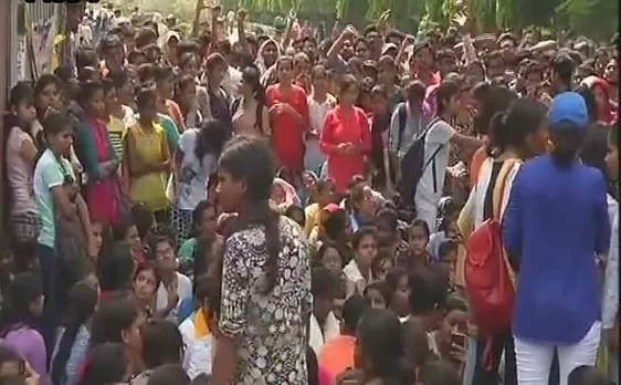 पीएम मोदी के वाराणसी दौरे से पहले BHU छात्राओं ने छेड़खानी के विरोध में मुंडवाया सिर