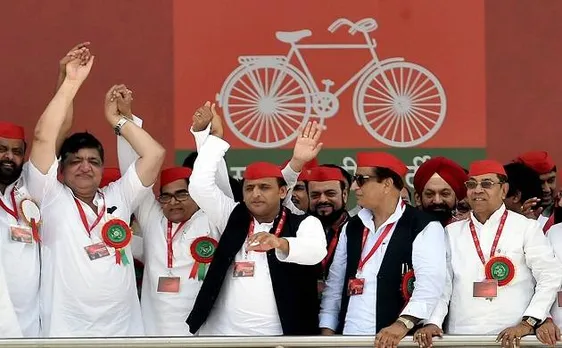 बनावटी समाजवादियों से सावधान रहें, नेताजी हमारे साथ: अखिलेश
