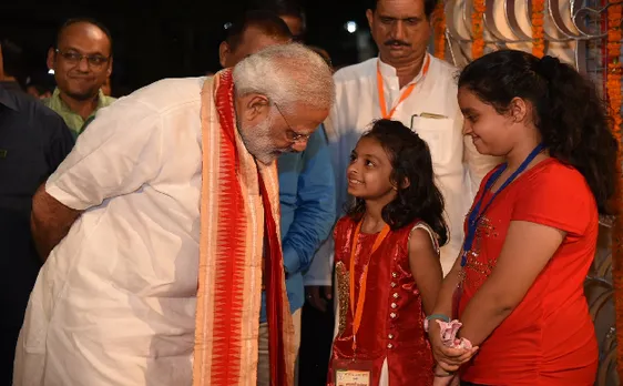 वाराणसी दौरे पर पीएम मोदी की नन्हीं 'हीरल' से मुलाकात, स्वच्छता अभियान मिशन में है शामिल