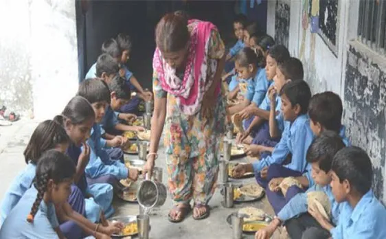 उत्तर प्रदेश: एटा के स्कूल में रात का खाना खाने से 24 बच्चे बीमार, एक की हालत गंभीर