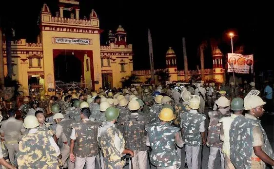 VIDEO: BHU हिंसा के बाद नाकामियों का ठीकरा फुटना शुरू, 1200 अज्ञात छात्रों पर केस, CO, SO, ACM की छुट्टी