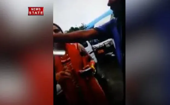 VIDEO: ट्रैफिक पुलिसकर्मियों से मारपीट करने, गालियां देने वाली महिला का वीडियो वायरल