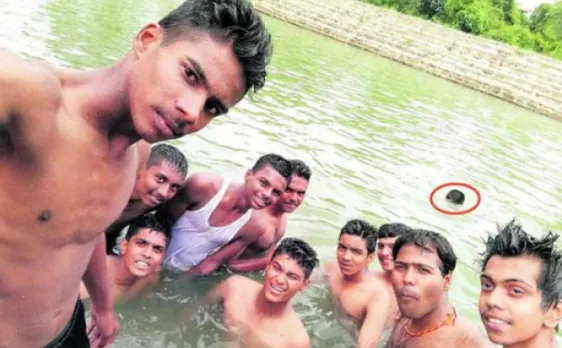 सेल्फी लेने में मस्त दोस्तों ने ध्यान नहीं दिया, दोस्त डूब रहा है