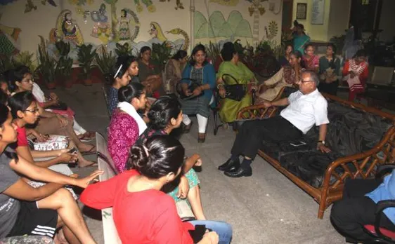 बीएचयू हिंसा: पहली बार छात्राओं से मिले कुलपति प्रफेसर जीसी त्रिपाठी