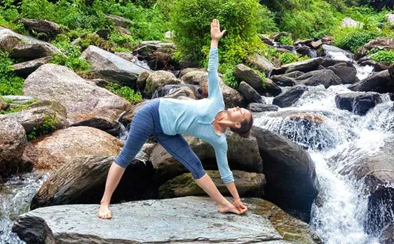 जल्द से जल्द होना चाहती हैं पतला, तो जरूर करें त्रिकोणासन