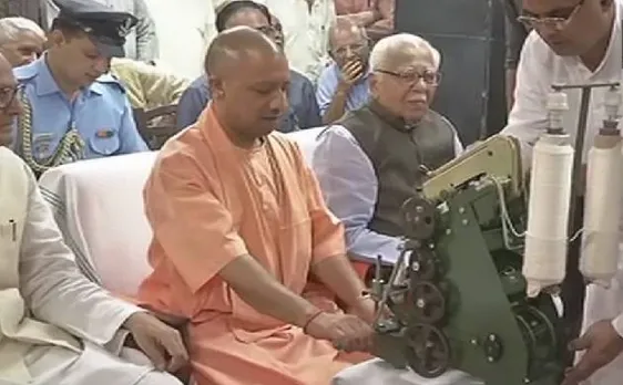 गांधी जयंती: सीएम योगी आदित्यनाथ ने राष्ट्रपिता को किया याद, चलाया चरखा