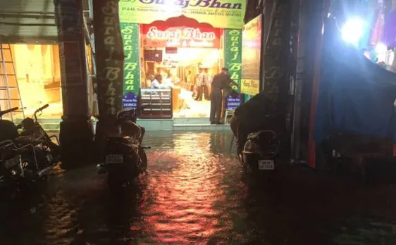 भारी बारिश से हैदराबाद में बाढ़ जैसी स्थिति, स्कूल-कॉलेज बंद
