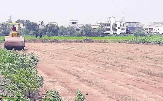 गुजरात: मोदी के दौरे के लिए काटी जा रही है फसल, छात्रों का विरोध