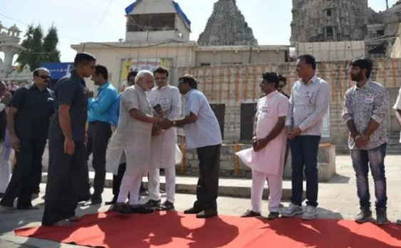 पीएम नरेंद्र मोदी का याराना, द्वारका में काफिला रोक दोस्त से की मुलाकात