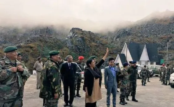 रक्षा मंत्री निर्मला सीतारमण के नाथूला पहुंचते ही बाड़ की दूसरी ओर से चीनी सैनिक खींचने लगे तस्वीरें