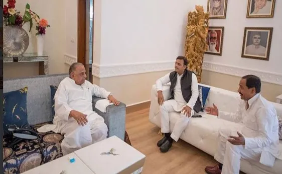 शिवपाल के 'ट्विटर आशीर्वाद' के बाद मुलायम से मिले अखिलेश, सोशल मीडिया पर साझा की तस्वीर