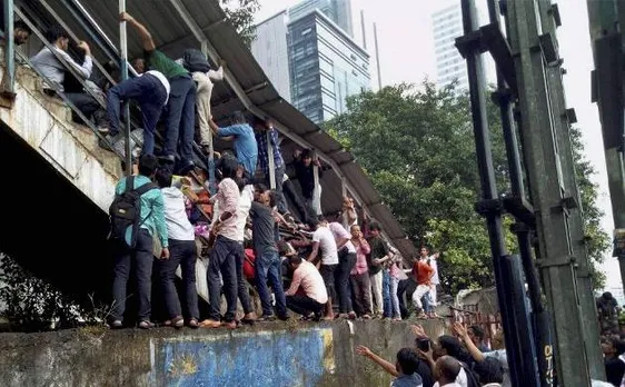 मुंबई एलफिंस्टन भगदड़: जांच कमेटी ने स्टेशन अधिकारियों को दी क्लीनचिट, 23 की गई थी जान