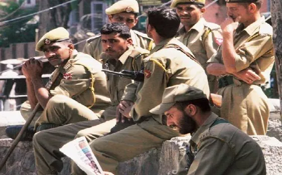 जम्मू-कश्मीर: आंतकियों को हथियार देने का आरोप, 2 पुलिसकर्मी हिरासत में