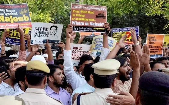 JNU के लापता छात्र नजीब की मां ने सीबीआई से कहा- वर्दी उतार मेरे साथ प्रदर्शन करो