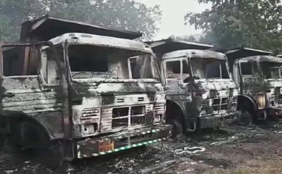 दंतेवाड़ा में माओवादियो ने चार गाड़ियां और रलवे ट्रैक बिछाने की मशीन फूंकी