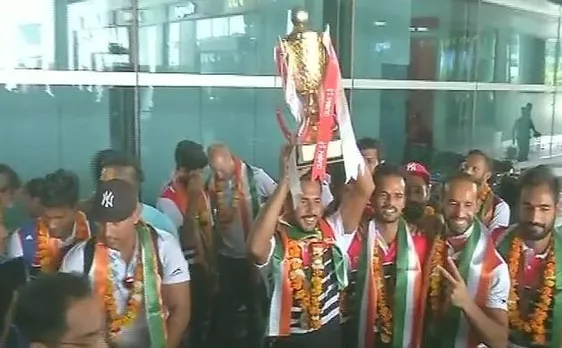 एशिया कप जीतकर स्वदेश लौटी भारतीय टीम, दिल्ली एयरपोर्ट पर ढोल-नगाड़ों से स्वागत