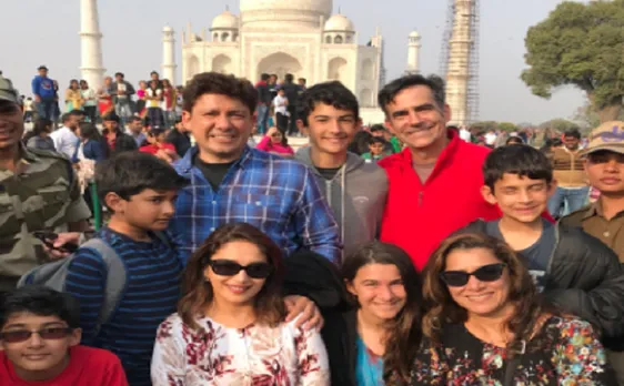 माधुरी दीक्षित ने किया ताजमहल का दीदार, परिवार संग बिताए बेहतरीन पल