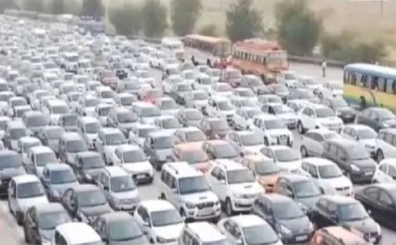 मथुरा से यमुना एक्सप्रेस-वे तक लंबा ट्रैफिक जाम, ट्रोल फ्री करना पड़ा हाईवे