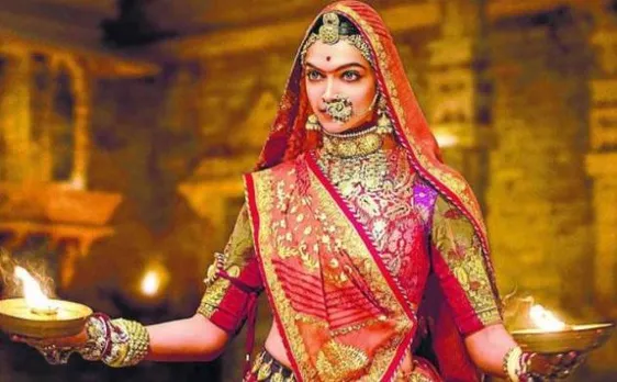 VIDEO: 'पद्मावती' के पहले गाने घूमर में देखें दीपिका पादुकोण का राजस्थानी डांस