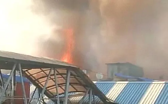 मुंबई: बांद्रा स्टेशन के पास की झुग्गियों में लगी भीषण आग, 2 घायल
