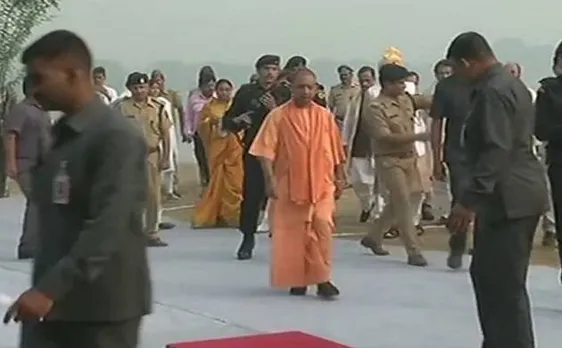 आगरा में योगी आदित्यानाथ ने ताजमहल का किया दीदार, लगाई झाड़ू