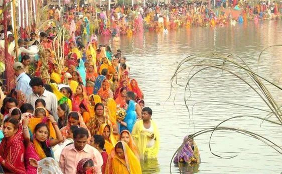 छठ पूजा: उगते सूर्य को अर्घ्य देकर व्रतियों ने तोड़ा उपवास