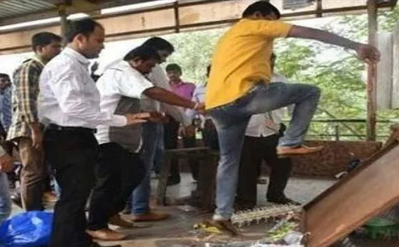 मनसे पर उलटा पड़ा दांव, फेरीवालों ने दौड़ा-दौड़ा कर पीटा, संजय निरुपम के खिलाफ एफआईआर दर्ज