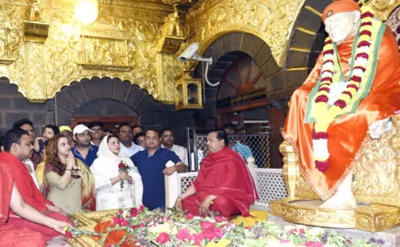 'फिरंगी' की रिलीज से पहले शिर्डी पहुंचे कपिल शर्मा, गर्लफ्रेंड गिन्नी चतरथ भी आईं नजर