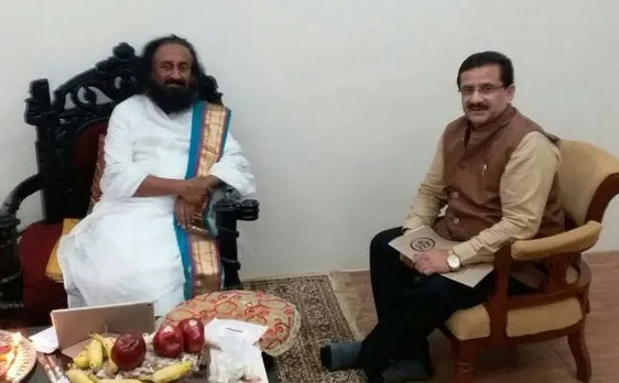 श्री श्री रविशंकर से मिले शिया वक्फ बोर्ड चीफ, बोले- 2018 तक बनेगा राम मंदिर