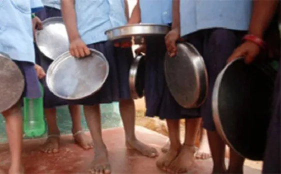 UP: स्कूल में बिस्किट खाने की वजह से 100 बच्चों की तबियत बिगड़ी, 45 गंभीर