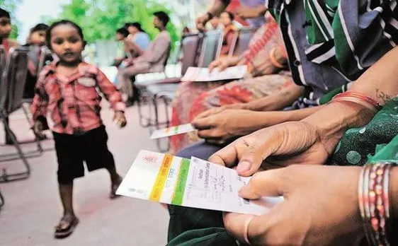 सुप्रीम कोर्ट ने संवैधानिक पीठ को सौंंपा मोबाइल और बैंक खातों को आधार से जोड़े जाने का मामला