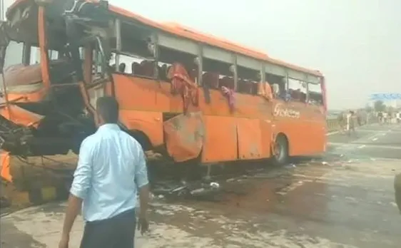 आगरा: यमुना एक्सप्रेस-वे के किनारे खाई में पलटी स्कूल बस, 2 बच्चों की मौत, 50 घायल