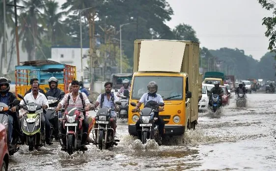 PHOTOS: बारिश से थमी चेन्नई की रफ्तार, स्कूल-कॉलेज बंद