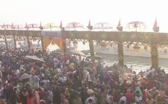 कार्तिक पूर्णिमा 2017: भक्तों ने गंगा में लगाई आस्था की डुबकी, जानें क्या है मान्यता