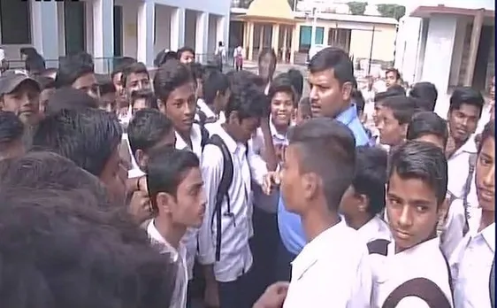 बिहार: पटना के एक स्कूल में डेंगू के खौफ से क्लास के बाहर पढ रहे हैं छात्र