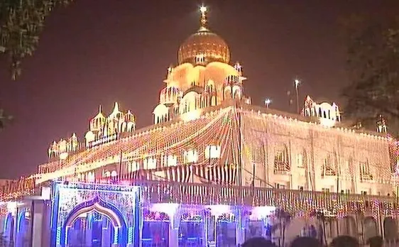 गुरु नानक जयंती 2017: जानिए क्यों मनाया जाता है गुरु पर्व, गुरुद्वारों में उमड़ी लोगों की भीड़