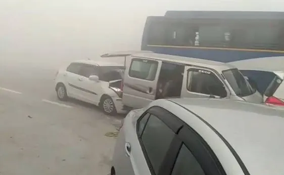 Video: कोहरे का कहर, यमुना एक्सप्रेस पर दर्जनों गाड़ियां आपस में टकराई