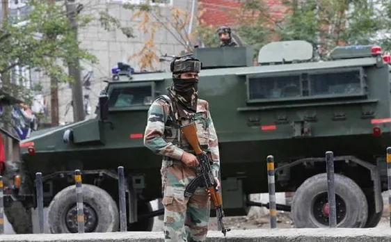 जम्मू-कश्मीर: सुरक्षाबलों को मिली आतंकियों के छिपे होने की खबर, सर्च ऑपरेशन जारी