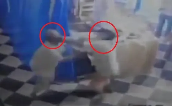 Video: मथुरा के राधारानी मंदिर में भिड़े दो साधु, खूब चले लात-घूंसे