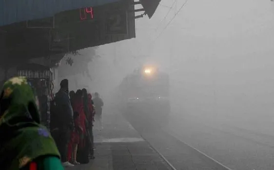 दिल्ली: धुंध के चलते रेल यातायात प्रभावित, 64 ट्रेनें लेट, 14 का समय बदला और 2 रद्द