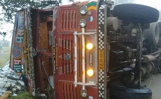 मुजफ्फरनगर के बागपत में ट्रक पलटा, 30 लोग घायल