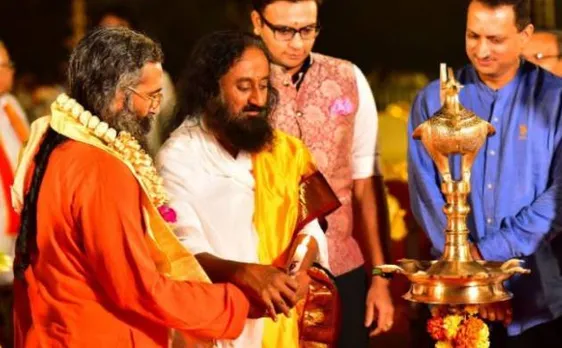 जानें कौन हैं अयोध्या विवाद सुलझाने की पहल करने वाले श्री श्री रविशंकर