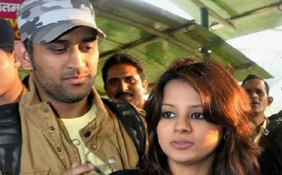 Watch: ...जब फैंस को देख छिप गए एमएस धोनी, साक्षी ने पोस्ट किया ये फनी वीडियो