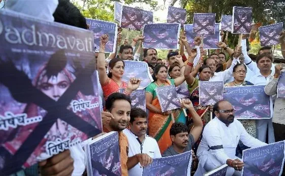 राजस्थान: 'पद्मावती' के विरोध में राजपूत महिलाएं और संत समाज, फिल्म को बैन करने की कर रहे मांग